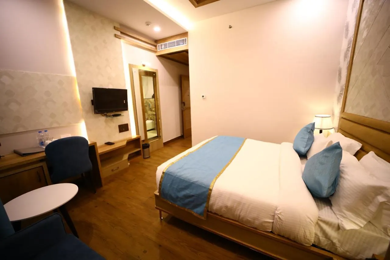 Hotel Prime Land Varanasi 3*,  India