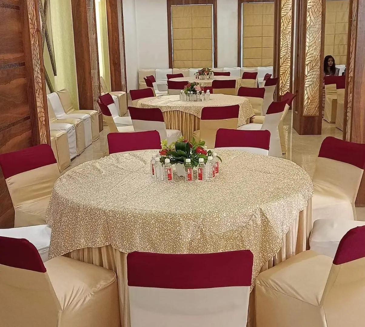 Hotel Prime Land Varanasi 3*,  India